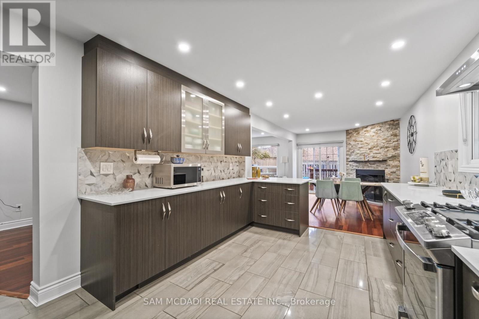 2988 Gulfstream Way, Mississauga, ON - Indoor Photo Showing Kitchen With Upgraded Kitchen