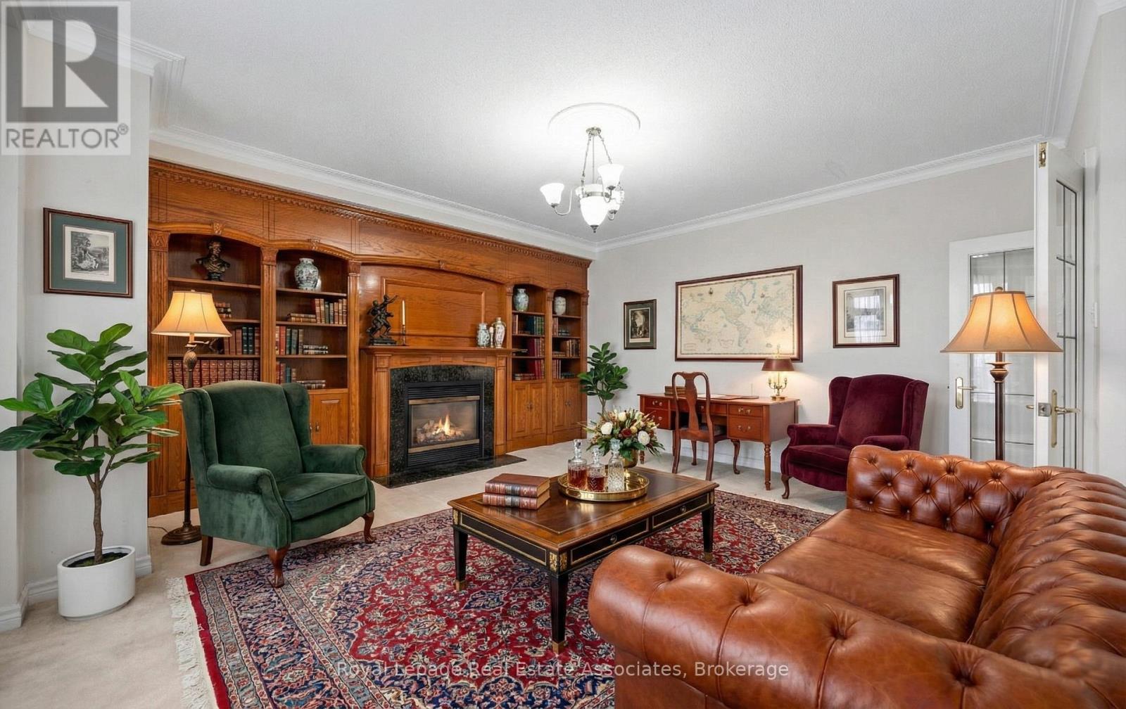 5278 Hilton Court, Mississauga, ON - Indoor Photo Showing Living Room With Fireplace