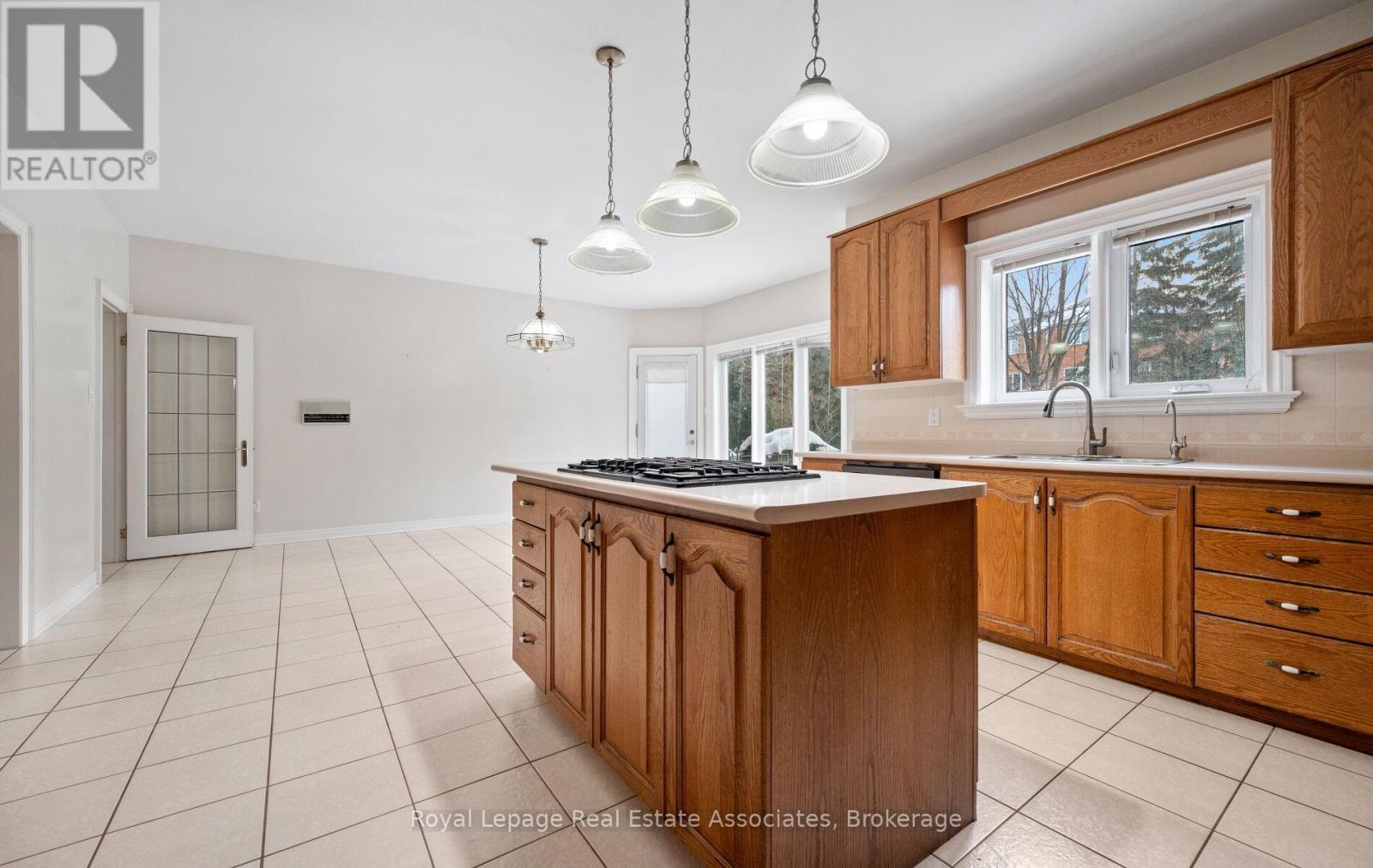 5278 Hilton Court, Mississauga, ON - Indoor Photo Showing Kitchen