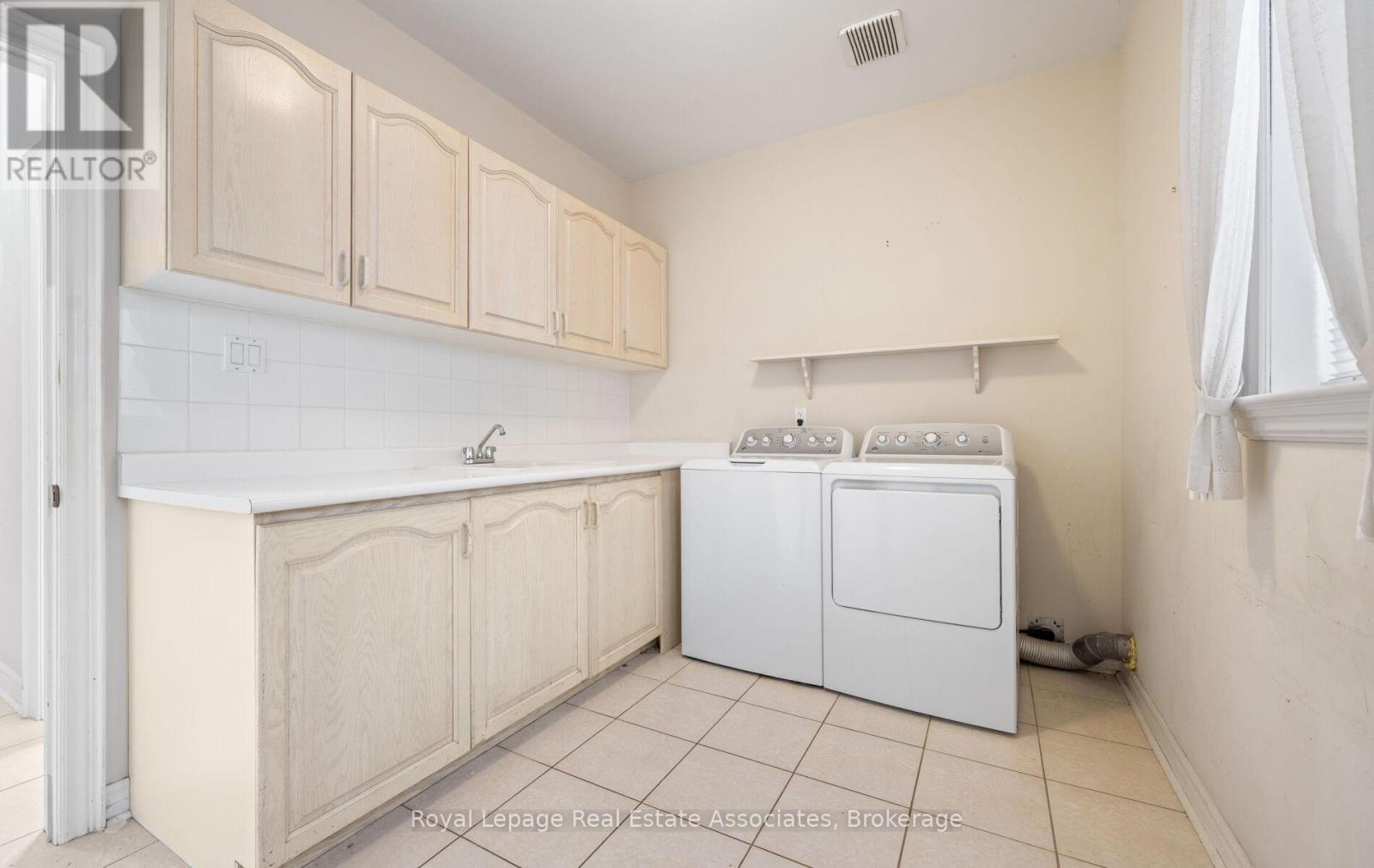 5278 Hilton Court, Mississauga, ON - Indoor Photo Showing Laundry Room