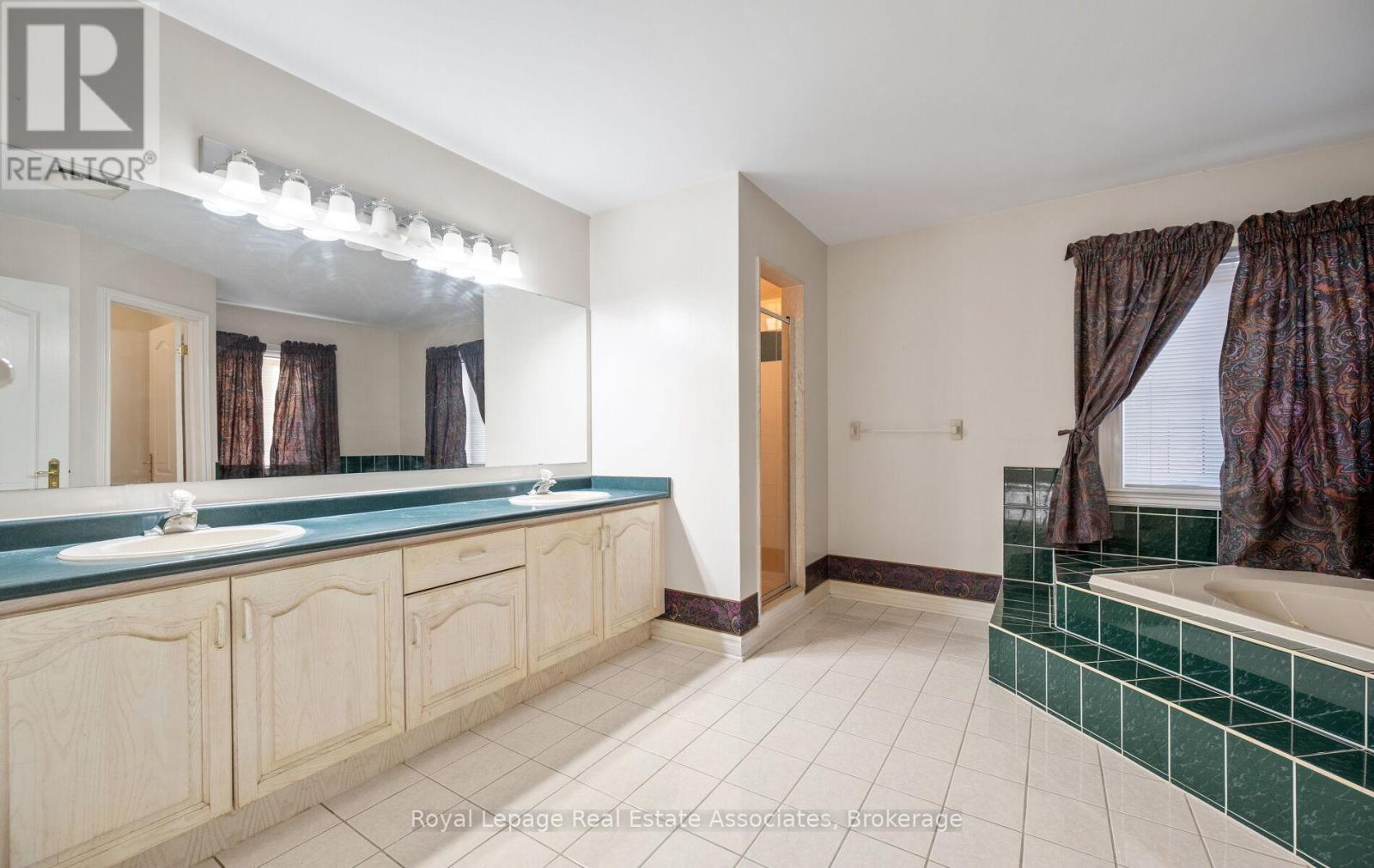 5278 Hilton Court, Mississauga, ON - Indoor Photo Showing Bathroom