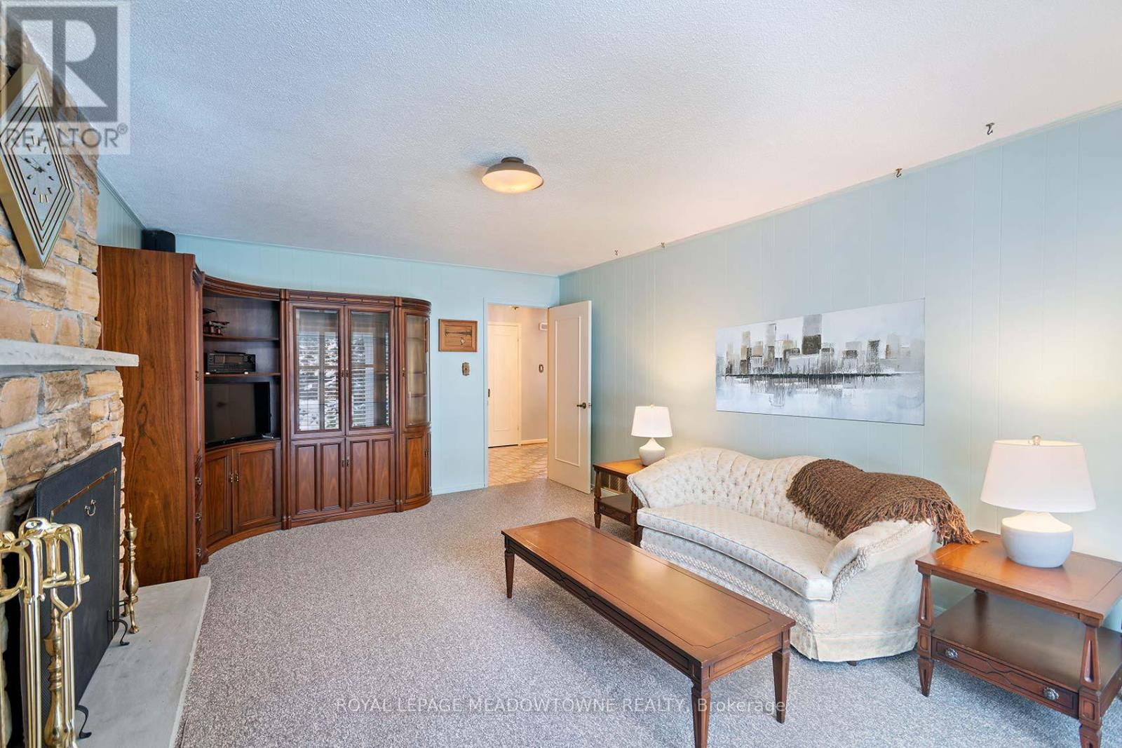 2529 Claymore Crescent, Mississauga, ON - Indoor Photo Showing Living Room With Fireplace