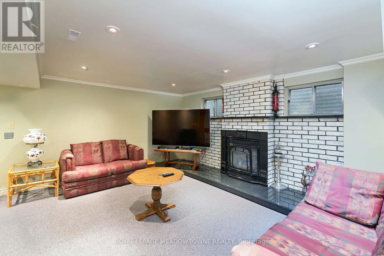 2529 Claymore Crescent, Mississauga, ON - Indoor Photo Showing Living Room With Fireplace
