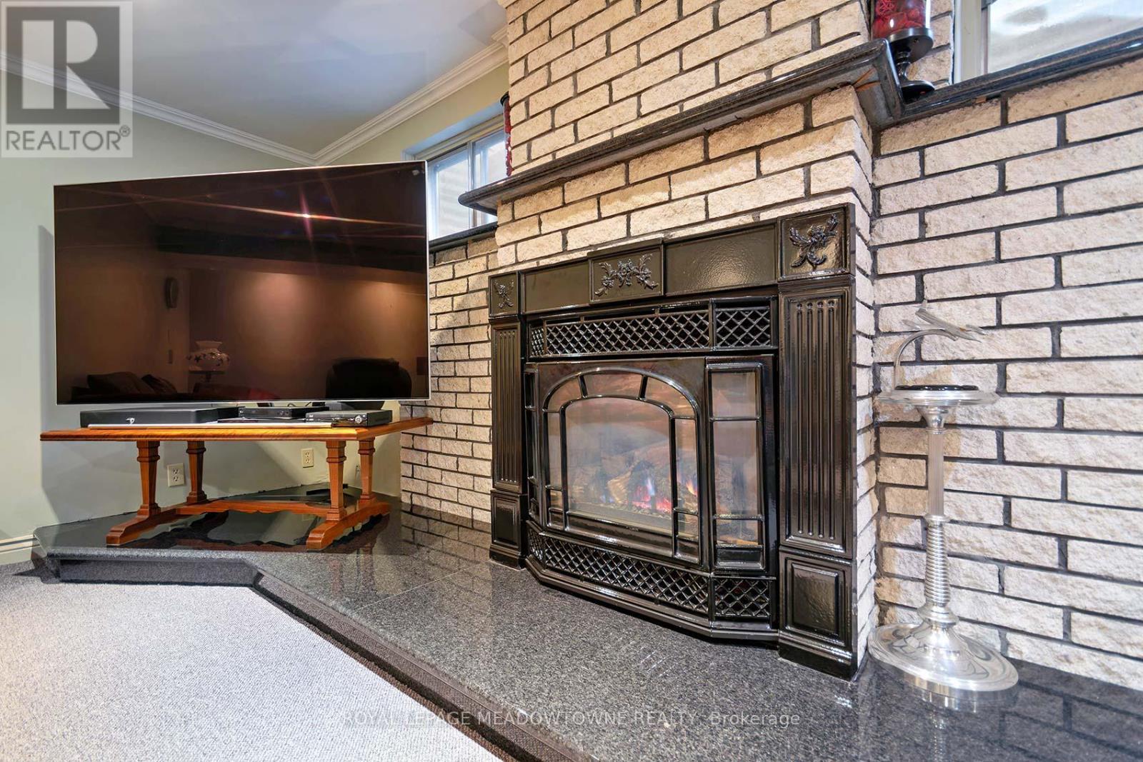 2529 Claymore Crescent, Mississauga, ON - Indoor With Fireplace