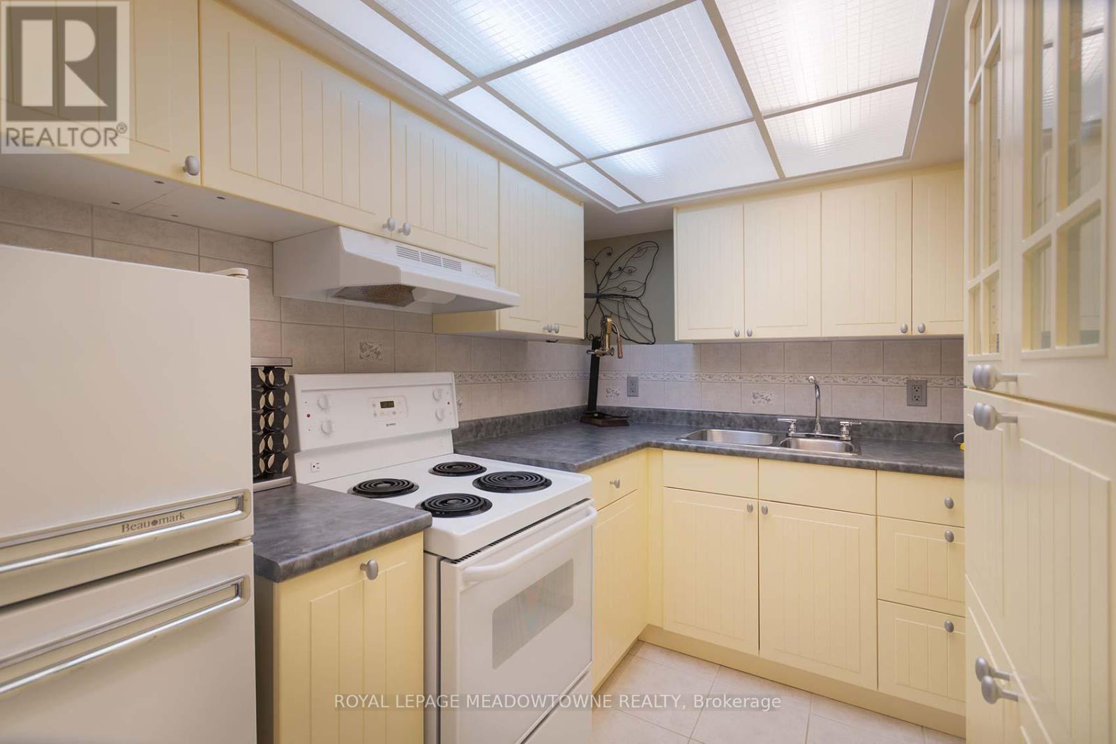 2529 Claymore Crescent, Mississauga, ON - Indoor Photo Showing Kitchen