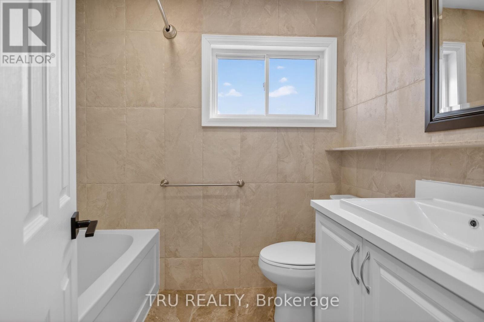 12 Apache Crescent, Ottawa, ON - Indoor Photo Showing Bathroom