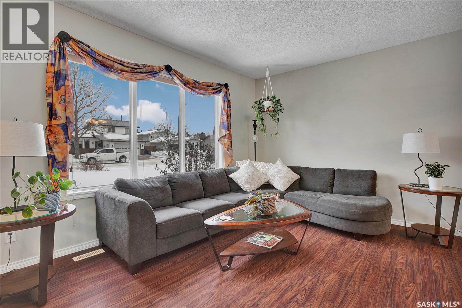 338 Armstrong Way, Saskatoon, SK - Indoor Photo Showing Living Room