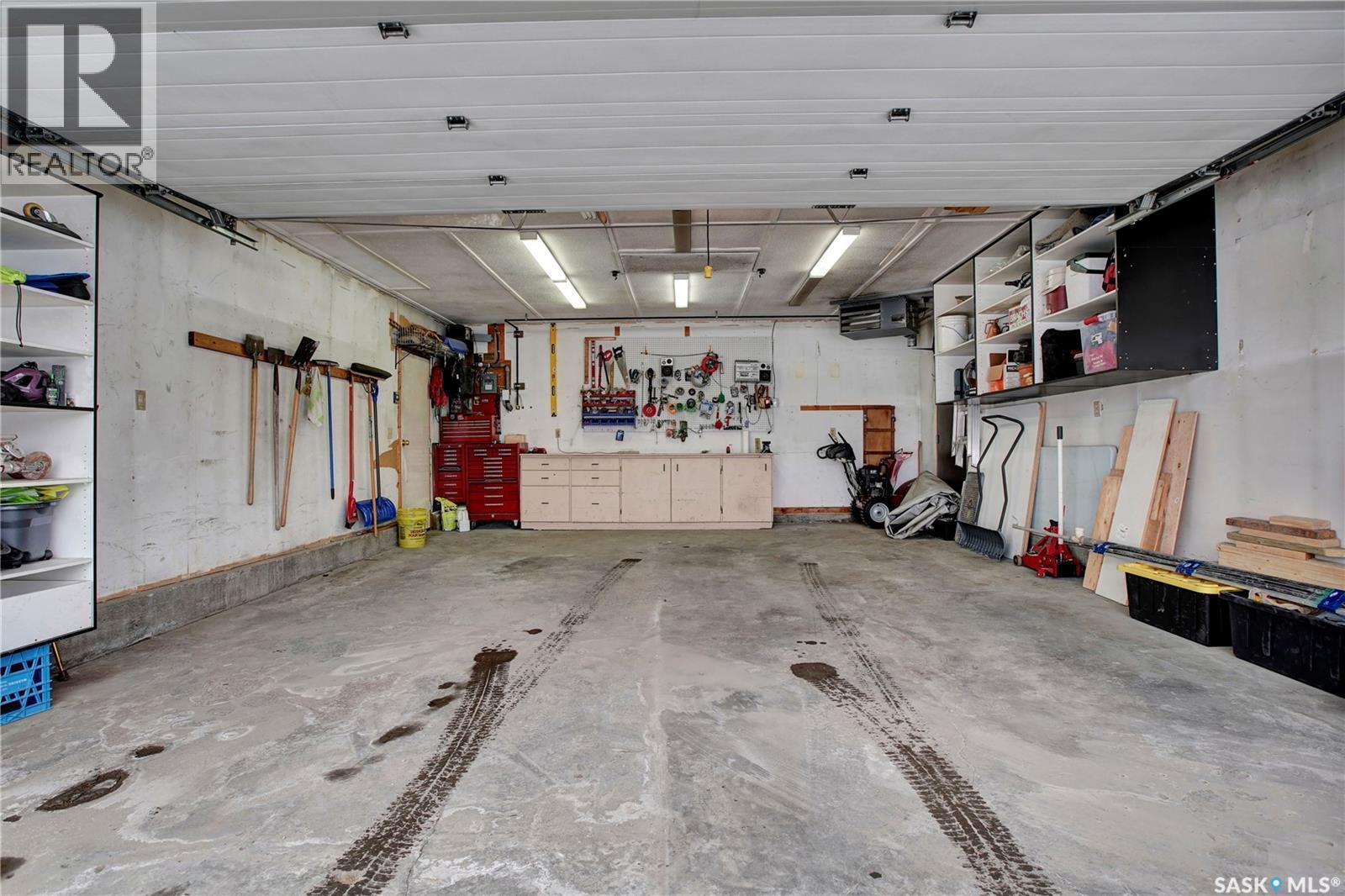 338 Armstrong Way, Saskatoon, SK - Indoor Photo Showing Garage