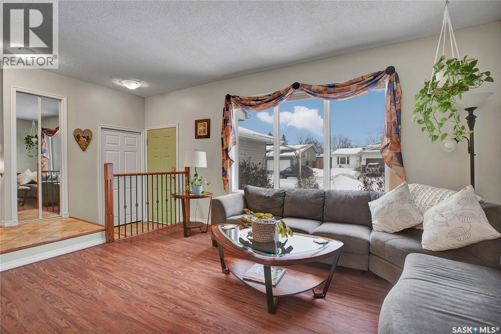 338 Armstrong Way, Saskatoon, SK - Indoor Photo Showing Living Room