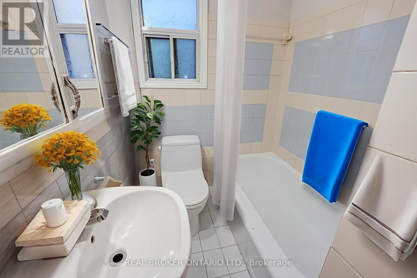 195 Islington Avenue, Toronto, ON - Indoor Photo Showing Bathroom
