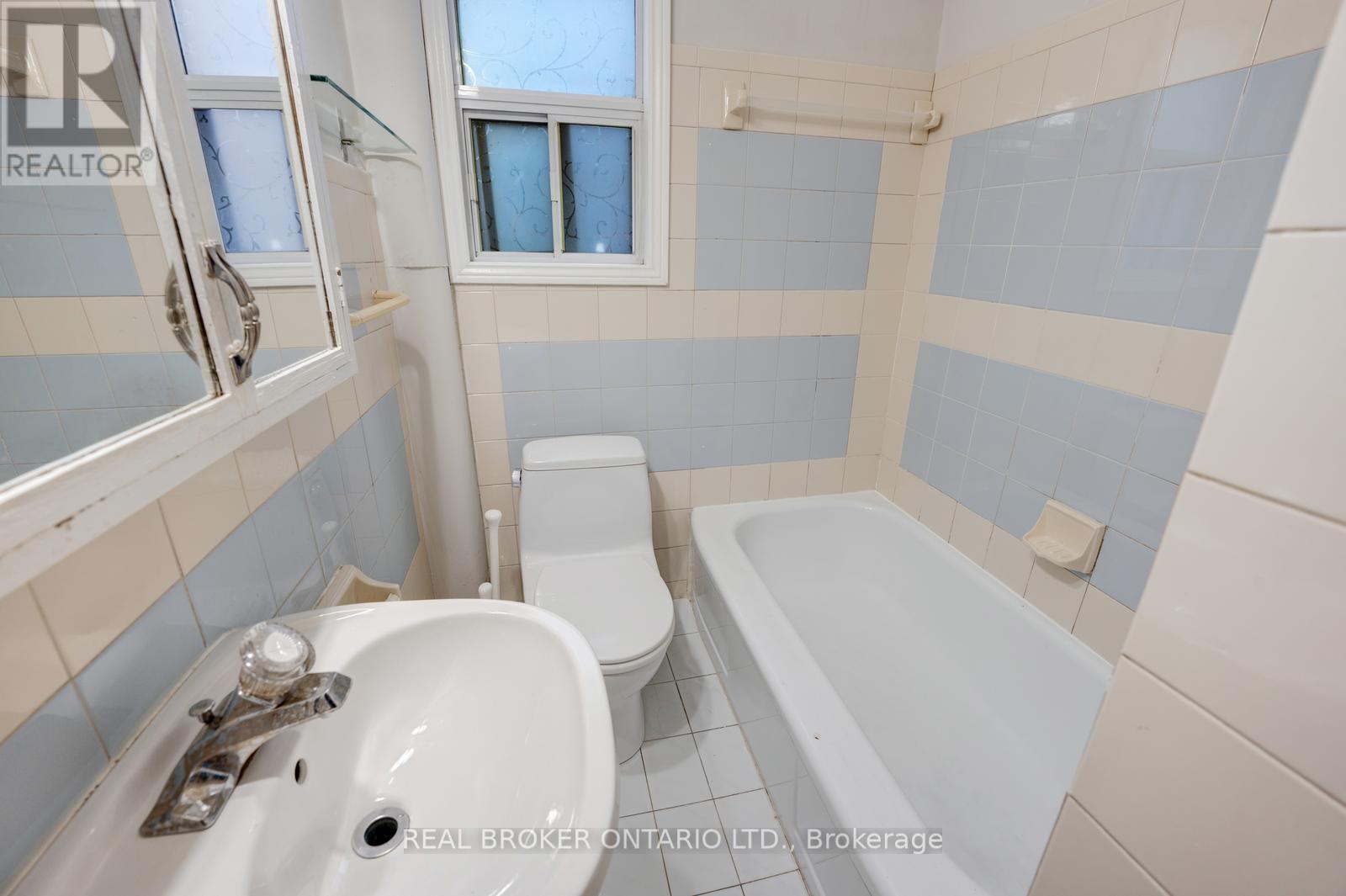 195 Islington Avenue, Toronto, ON - Indoor Photo Showing Bathroom