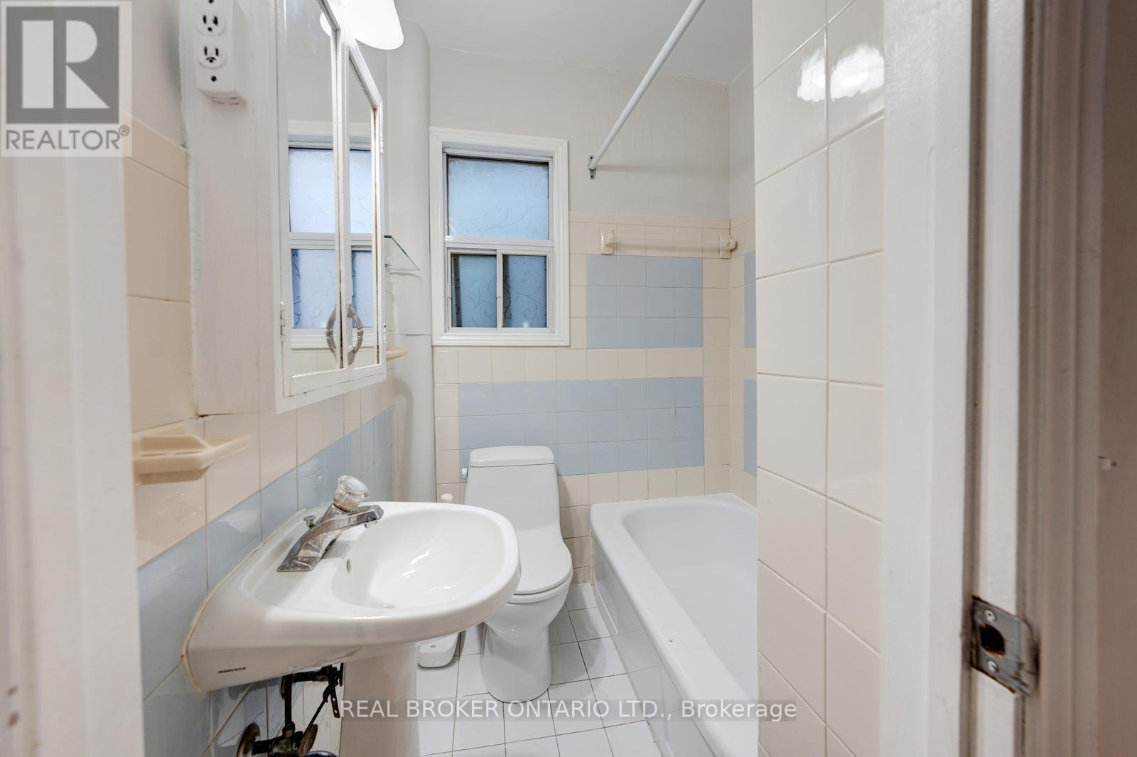 195 Islington Avenue, Toronto, ON - Indoor Photo Showing Bathroom