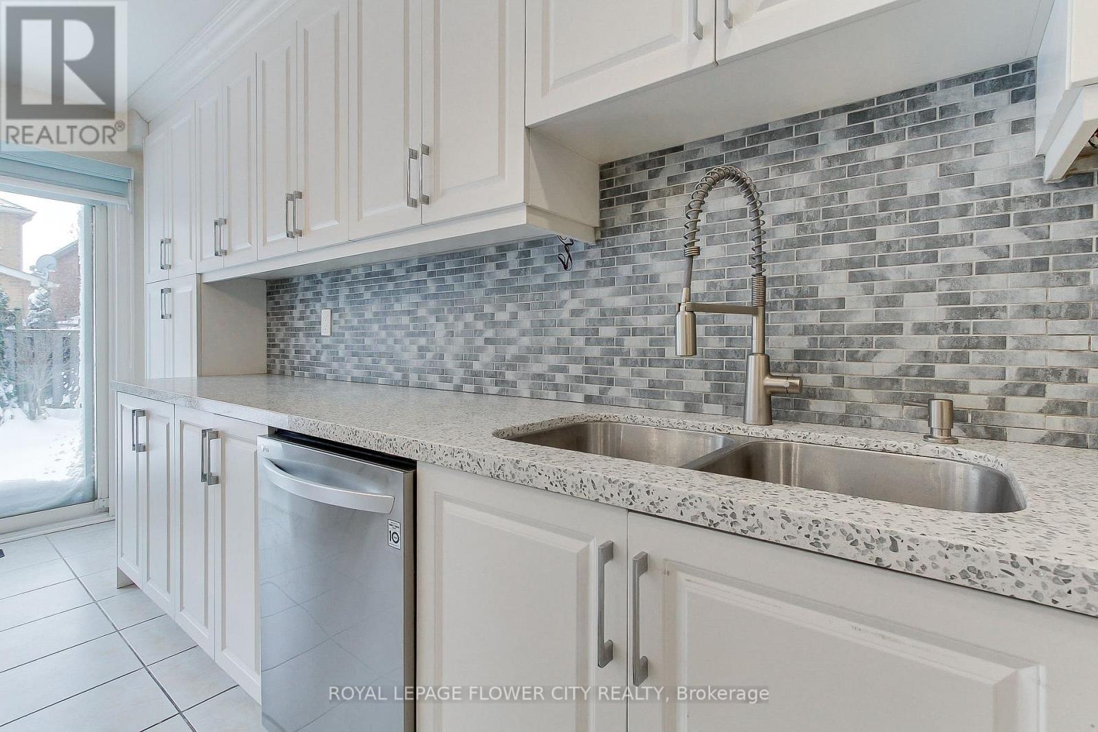 4826 Auckland Avenue, Mississauga, ON - Indoor Photo Showing Kitchen With Double Sink With Upgraded Kitchen