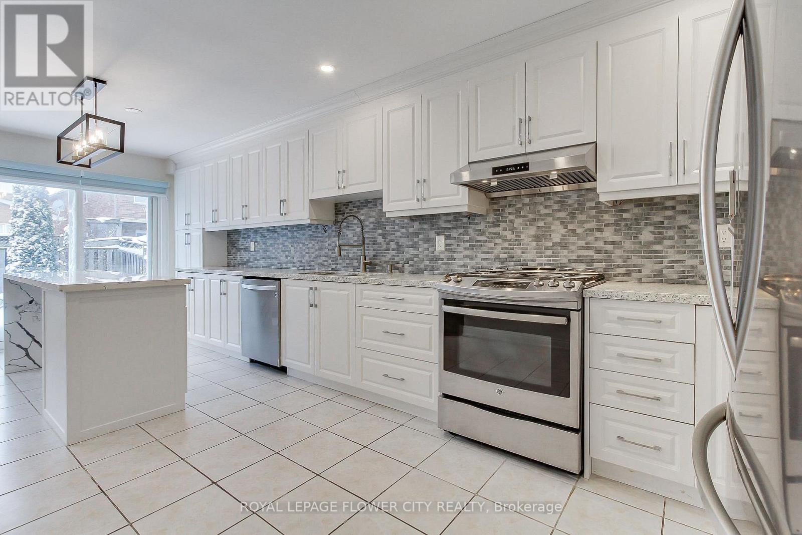 4826 Auckland Avenue, Mississauga, ON - Indoor Photo Showing Kitchen With Upgraded Kitchen