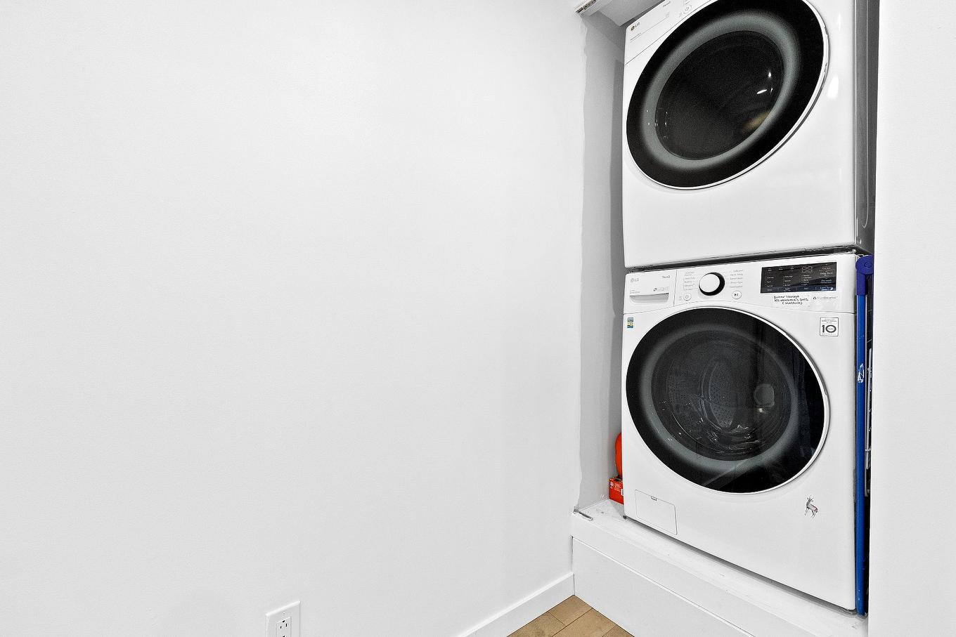 Laundry room - 933 Rue St-Ferdinand, Montréal (Le Sud-Ouest), QC - Indoor Photo Showing Laundry Room