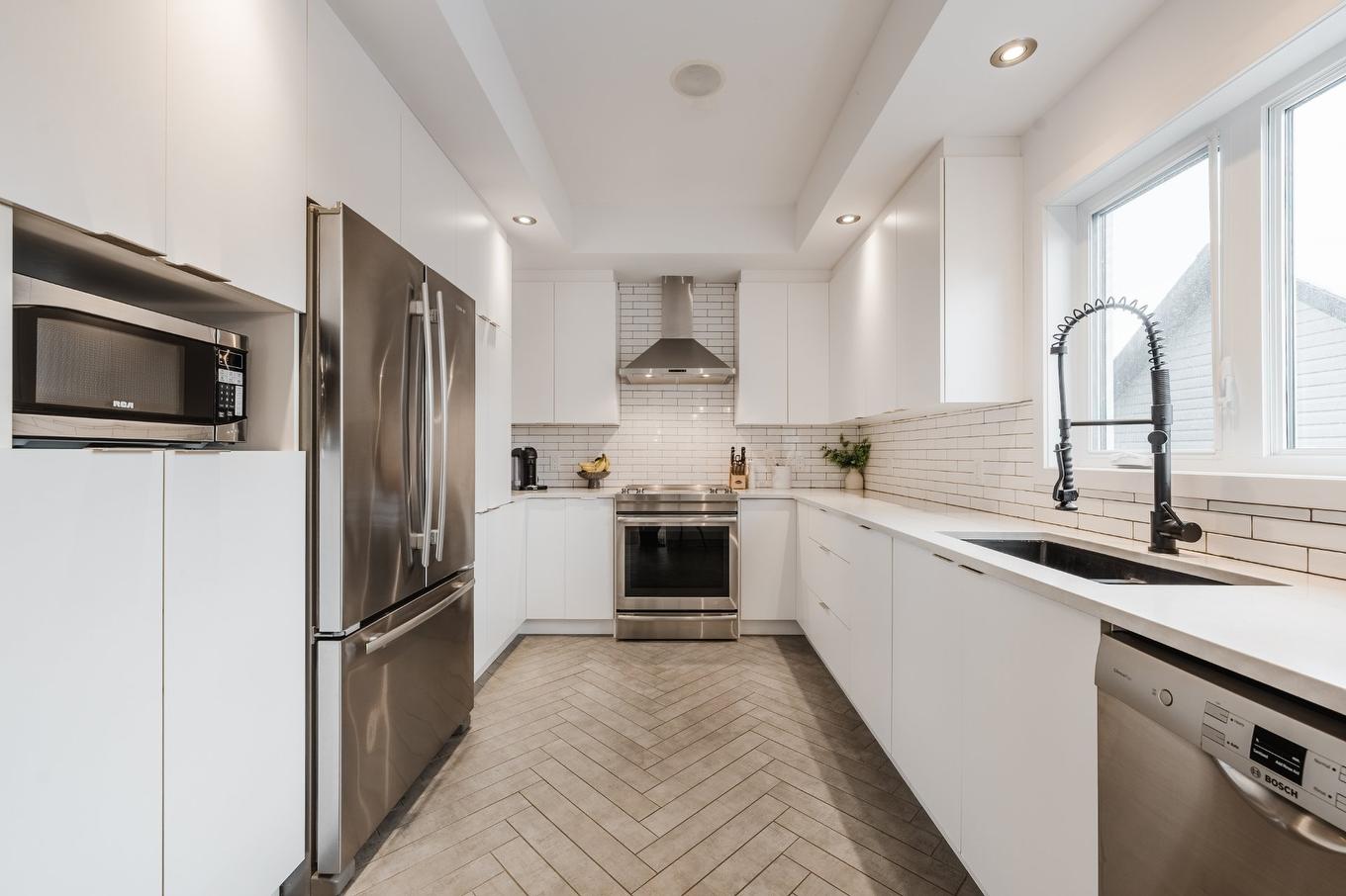 Kitchen - 960 Rue Moquin, Chambly, QC - Indoor Photo Showing Kitchen With Upgraded Kitchen