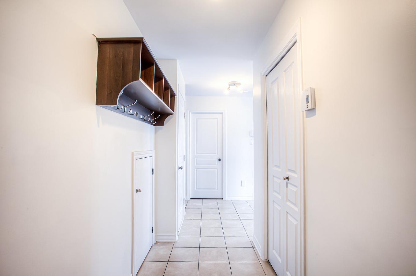 Hall d'entrée/Vestibule - 4658 Rue Esther-Pariseau, Laval (Chomedey), QC - Indoor Photo Showing Other Room