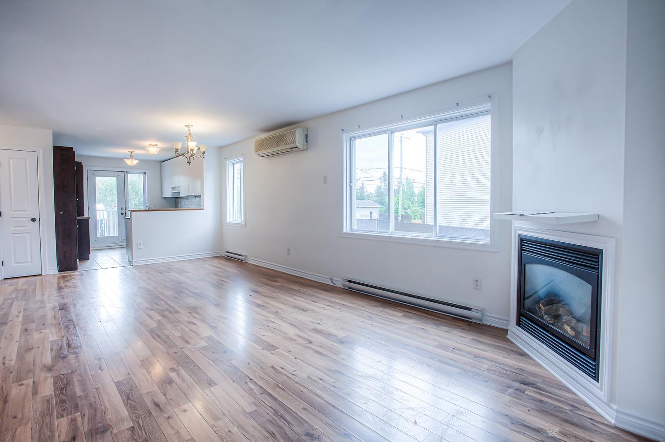 Salon - 4658 Rue Esther-Pariseau, Laval (Chomedey), QC - Indoor Photo Showing Living Room With Fireplace