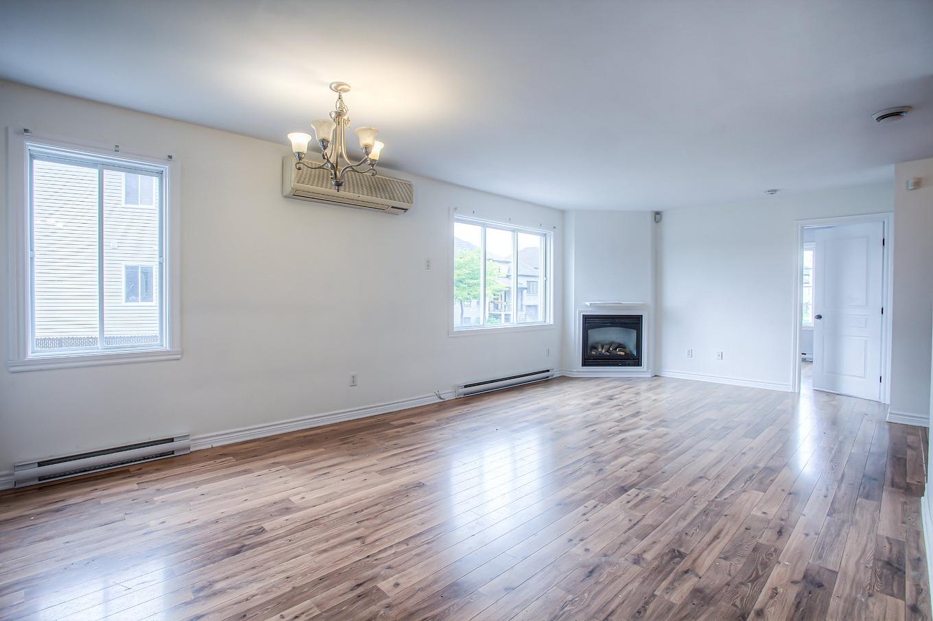 Salon - 4658 Rue Esther-Pariseau, Laval (Chomedey), QC - Indoor Photo Showing Living Room With Fireplace