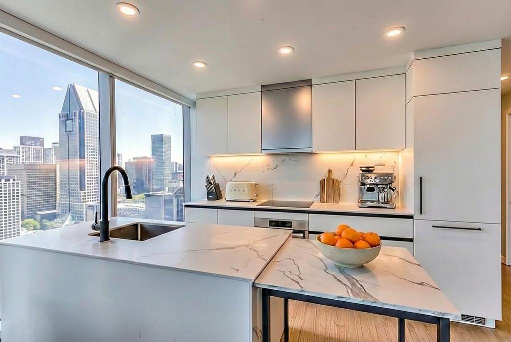 Kitchen - 2807-720 Rue St-Jacques, Montréal (Ville-Marie), QC - Indoor Photo Showing Kitchen With Upgraded Kitchen