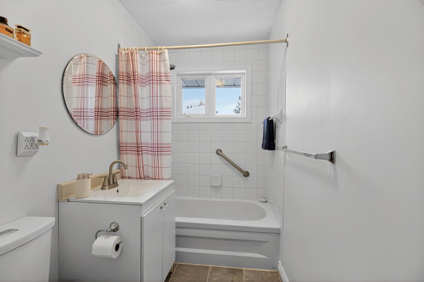 Bathroom - 18 Rue Legault, Gatineau (Hull), QC - Indoor Photo Showing Bathroom