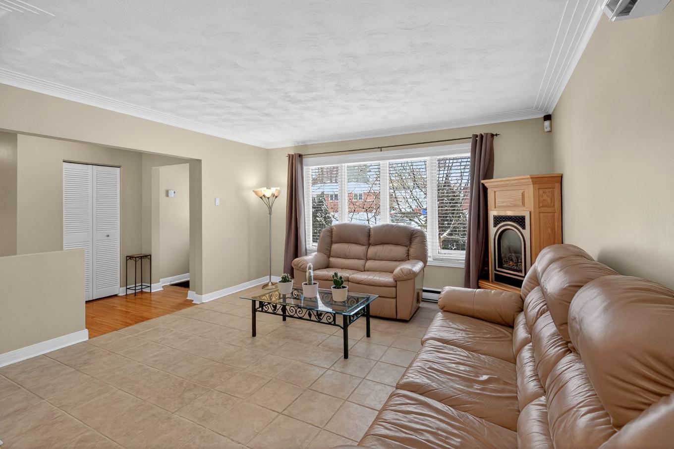 Living room - 18 Rue Legault, Gatineau (Hull), QC - Indoor Photo Showing Living Room