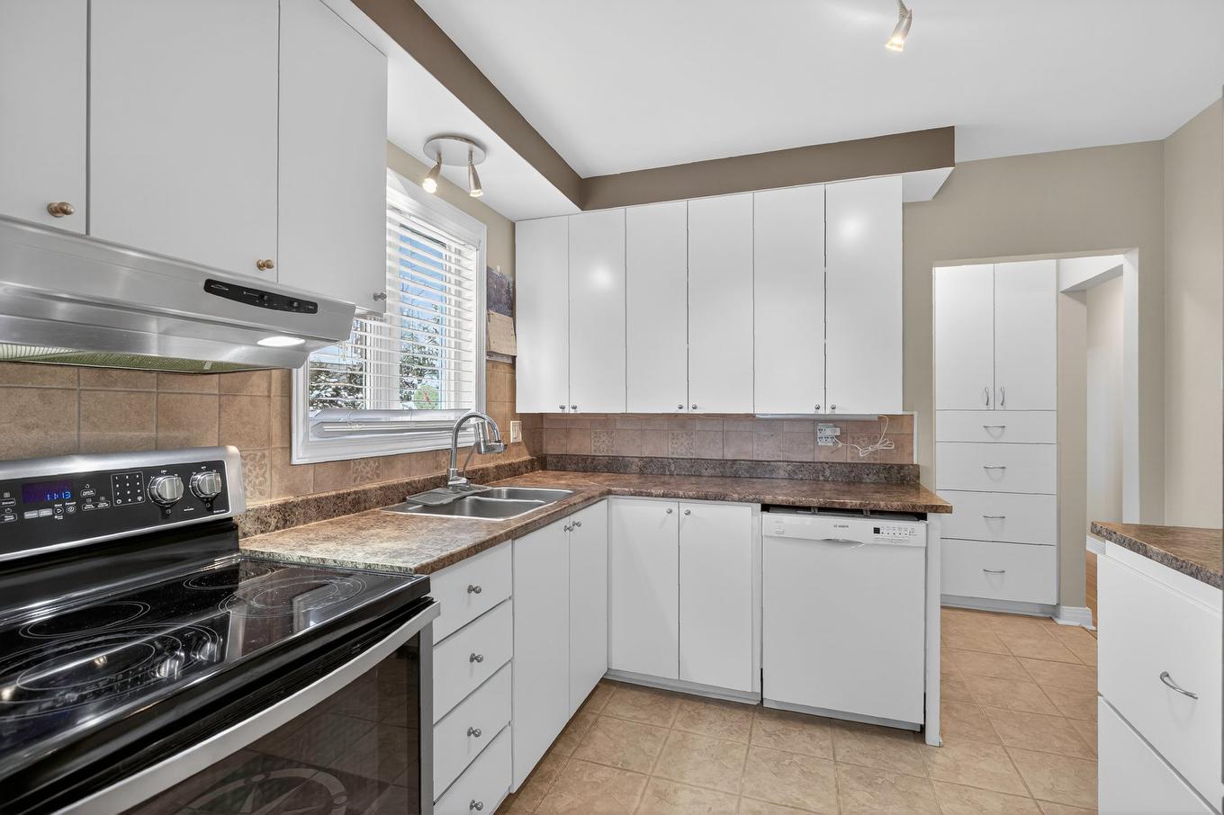 Kitchen - 18 Rue Legault, Gatineau (Hull), QC - Indoor Photo Showing Kitchen With Double Sink