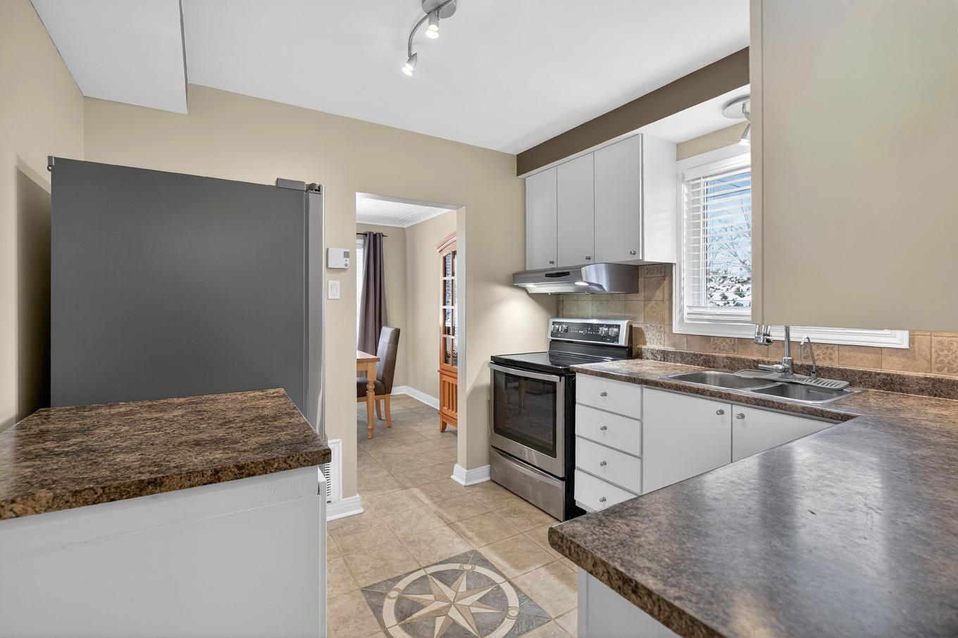 Kitchen - 18 Rue Legault, Gatineau (Hull), QC - Indoor Photo Showing Kitchen With Double Sink