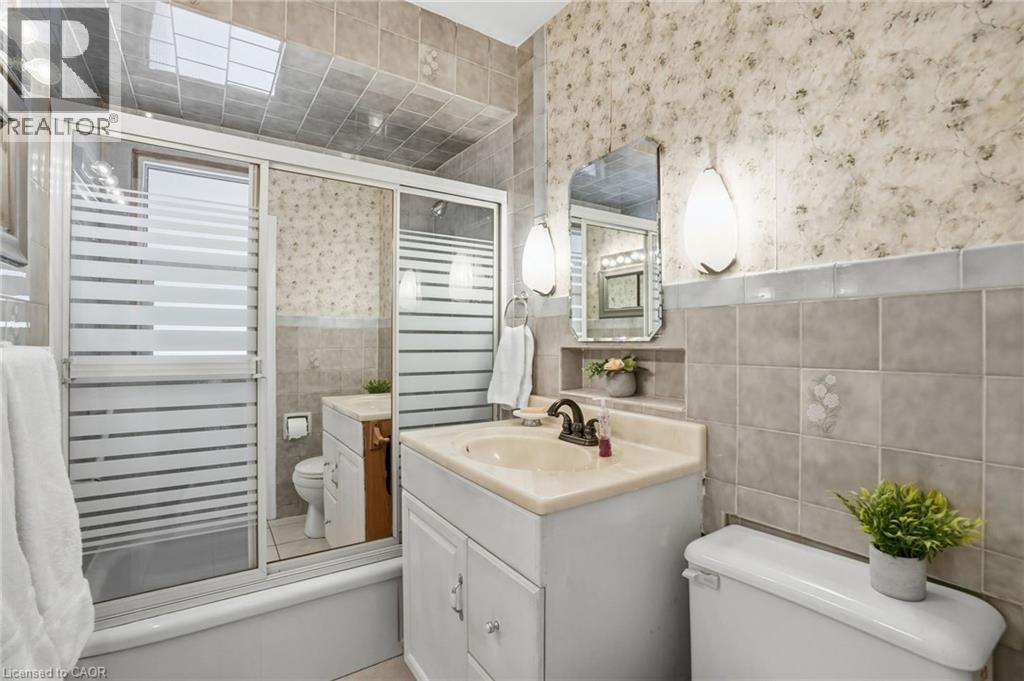 363 Limeridge Road E, Hamilton, ON - Indoor Photo Showing Bathroom