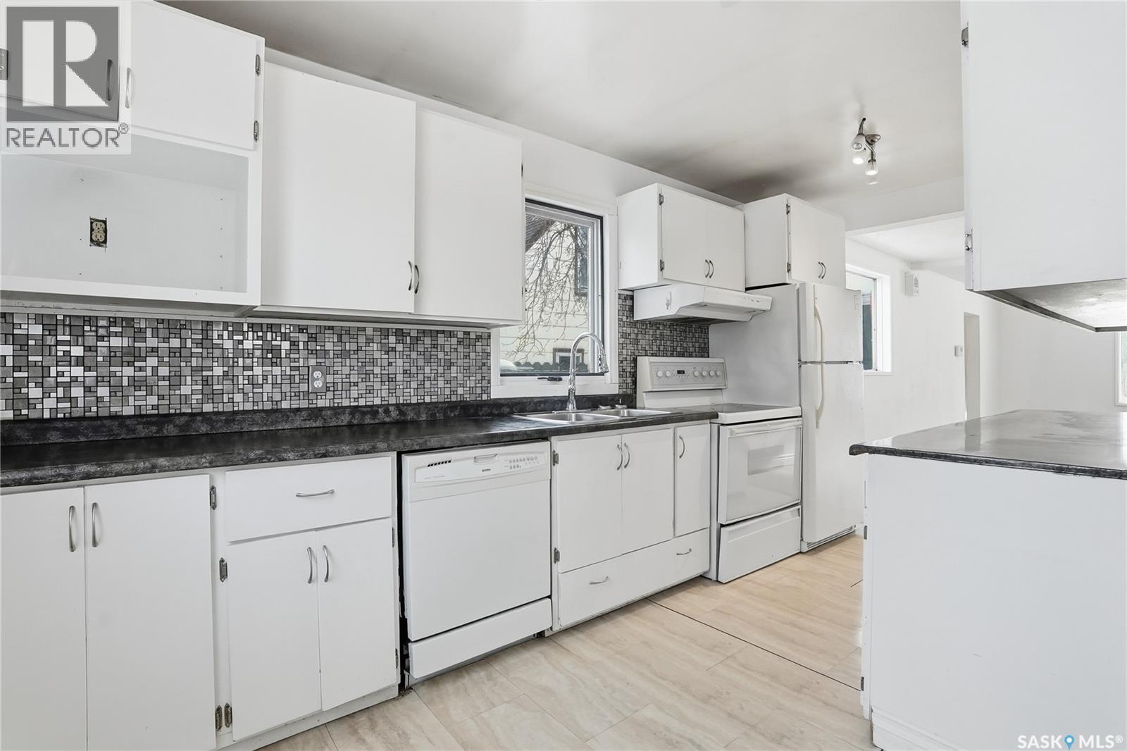 10 Connaught Place, Saskatoon, SK - Indoor Photo Showing Kitchen