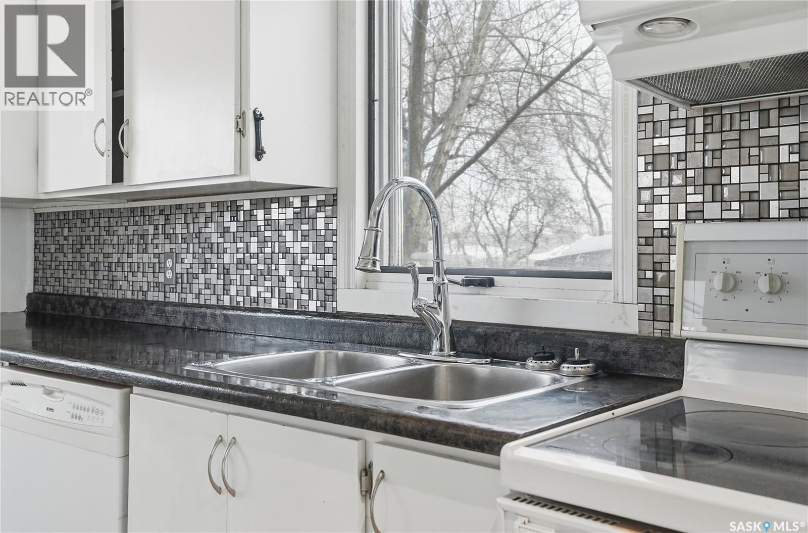 10 Connaught Place, Saskatoon, SK - Indoor Photo Showing Kitchen With Double Sink