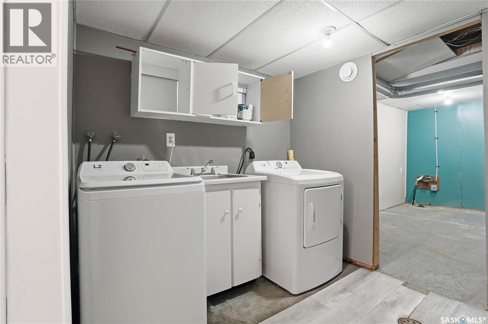 10 Connaught Place, Saskatoon, SK - Indoor Photo Showing Laundry Room