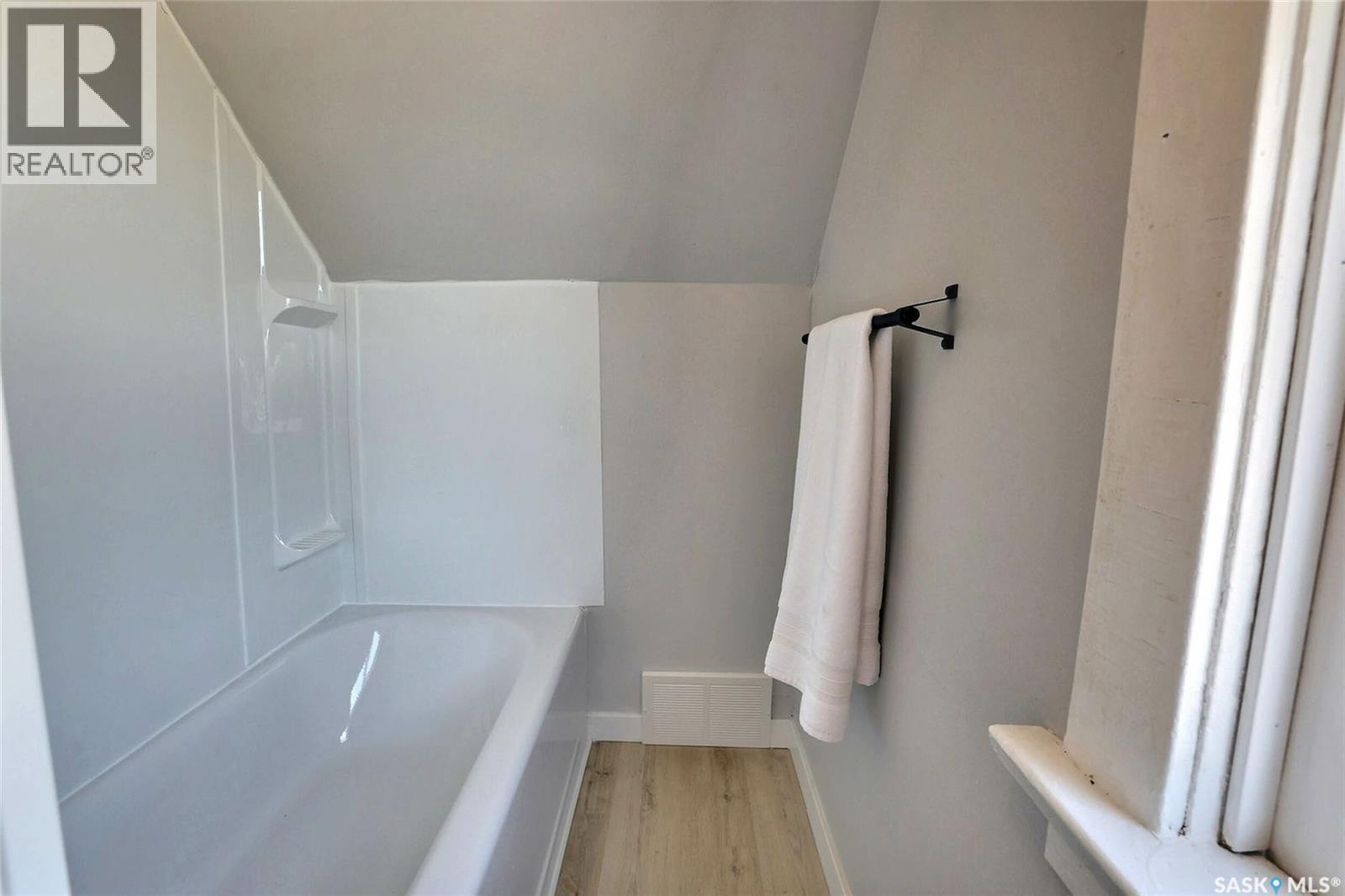 2050 Toronto Street, Regina, SK - Indoor Photo Showing Bathroom