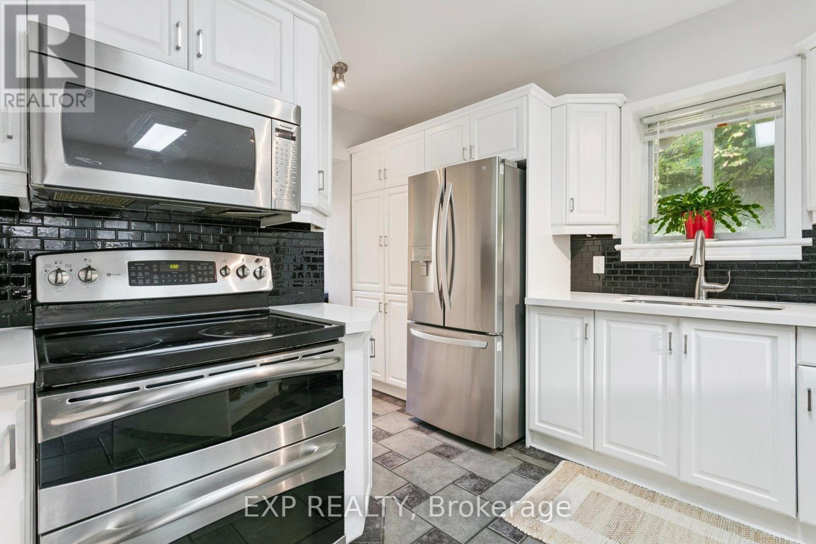 132 Queen Street W, Cambridge, ON - Indoor Photo Showing Kitchen With Upgraded Kitchen