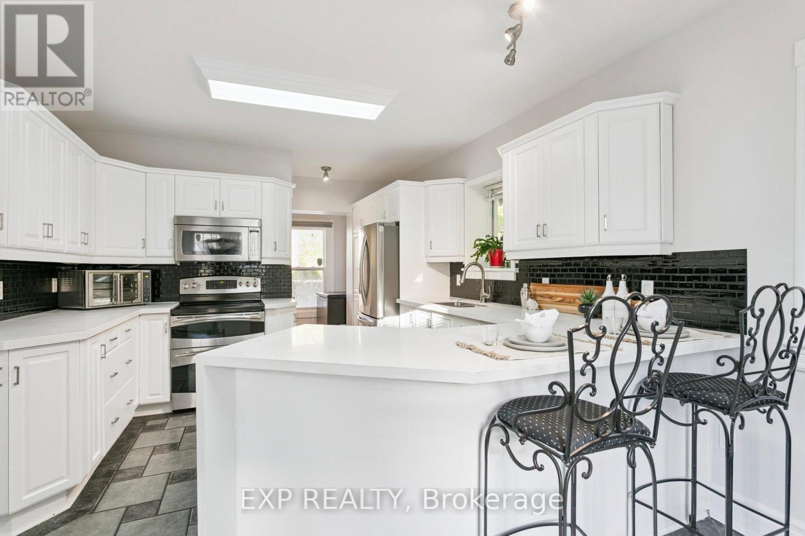 132 Queen Street W, Cambridge, ON - Indoor Photo Showing Kitchen With Upgraded Kitchen