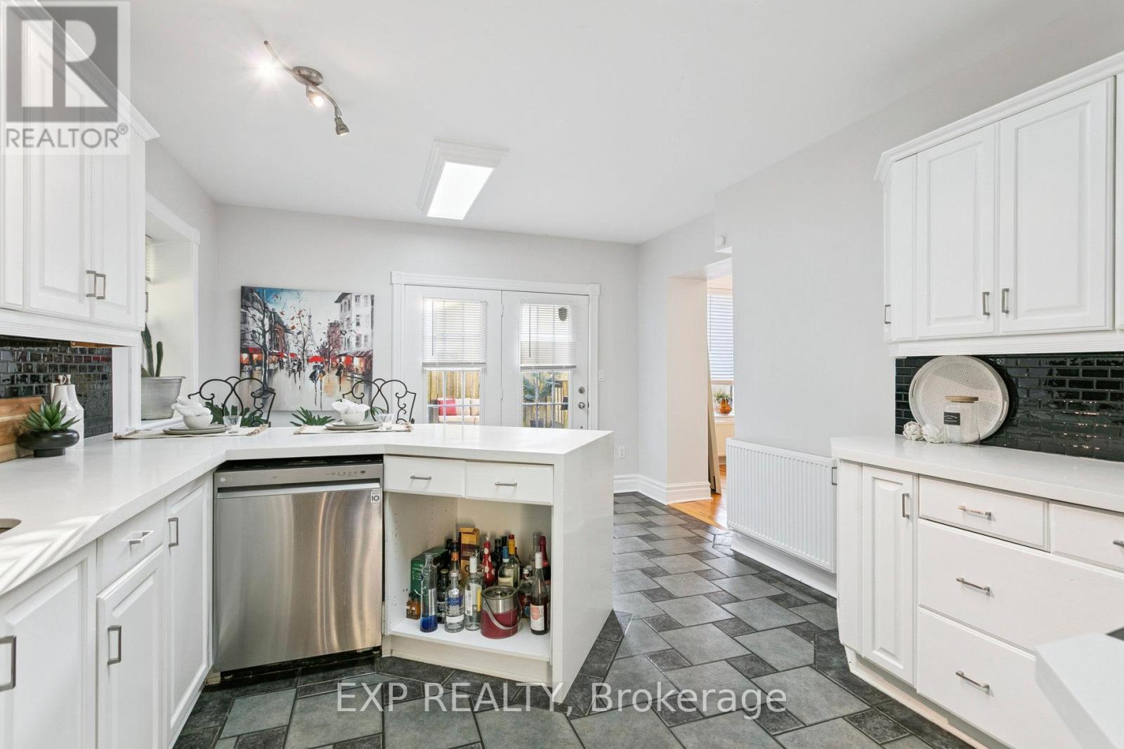 132 Queen Street W, Cambridge, ON - Indoor Photo Showing Kitchen