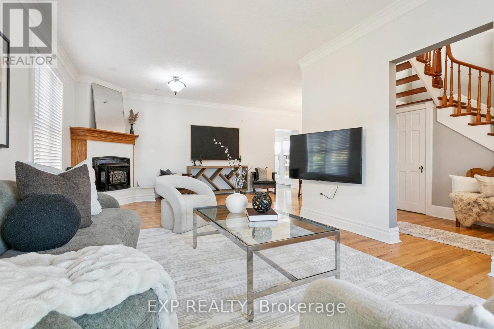 132 Queen Street W, Cambridge, ON - Indoor Photo Showing Living Room With Fireplace