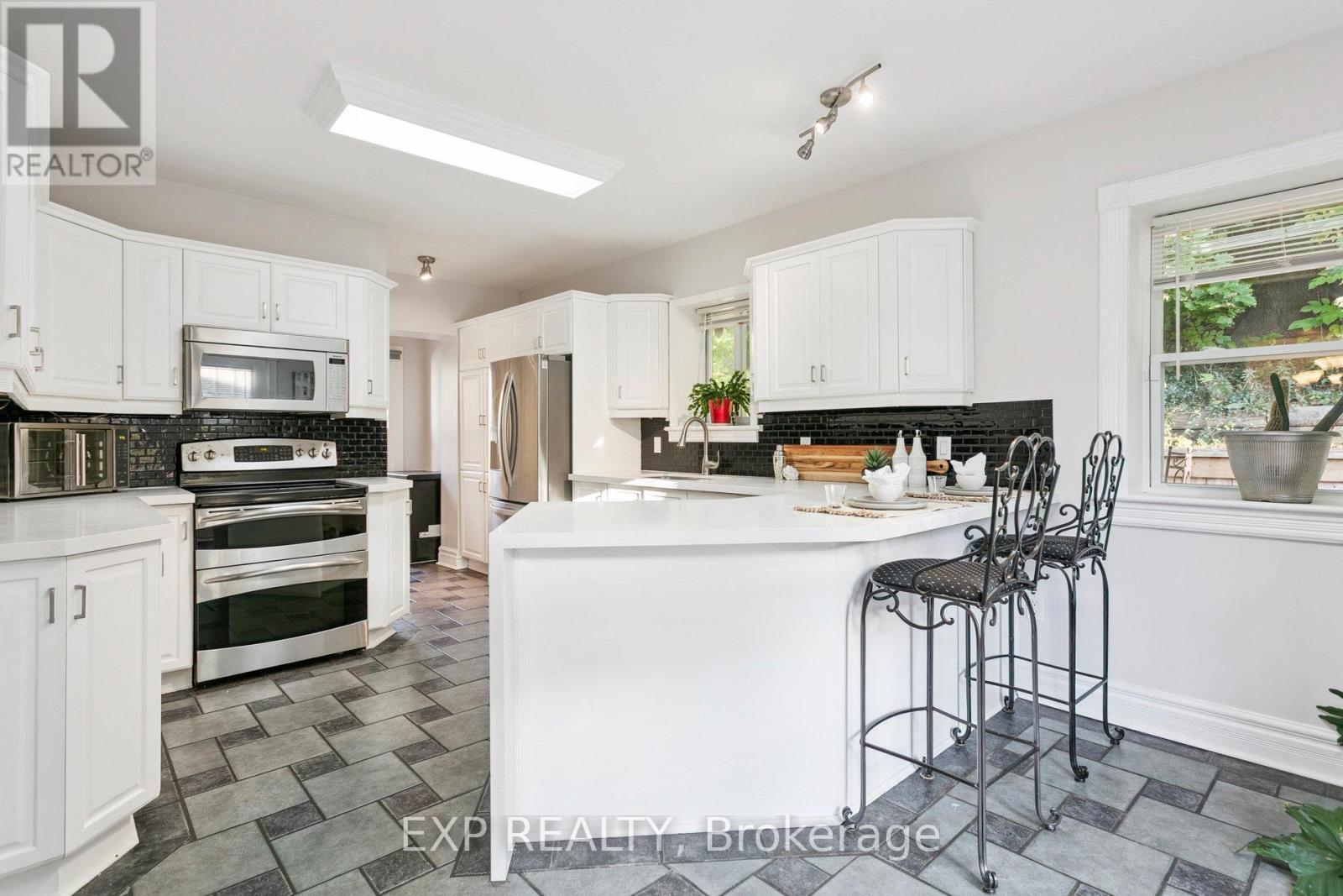 132 Queen Street W, Cambridge, ON - Indoor Photo Showing Kitchen With Upgraded Kitchen