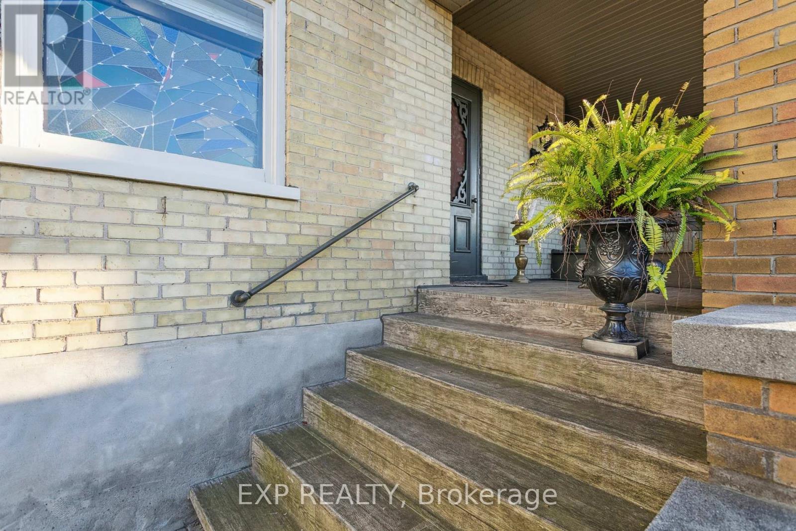 132 Queen Street W, Cambridge, ON - Outdoor With Exterior