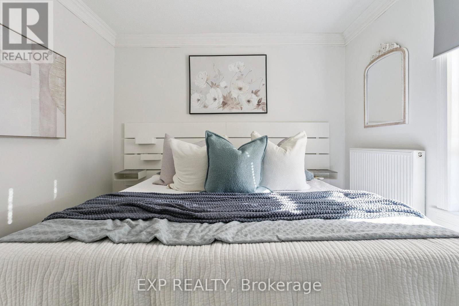 132 Queen Street W, Cambridge, ON - Indoor Photo Showing Bedroom