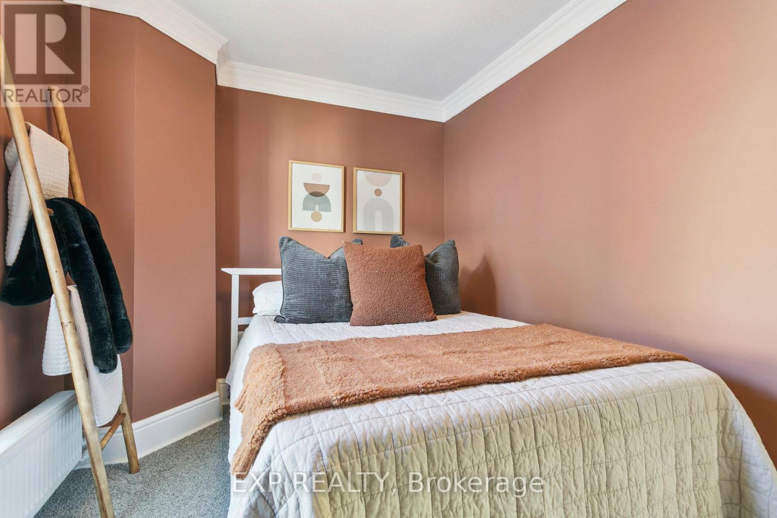 132 Queen Street W, Cambridge, ON - Indoor Photo Showing Bedroom