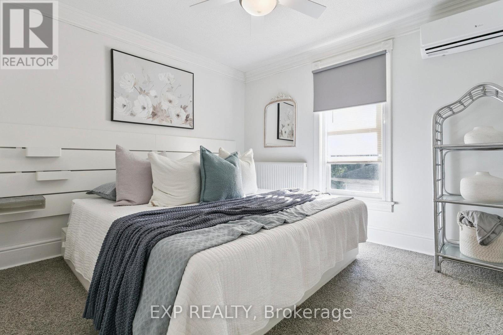132 Queen Street W, Cambridge, ON - Indoor Photo Showing Bedroom