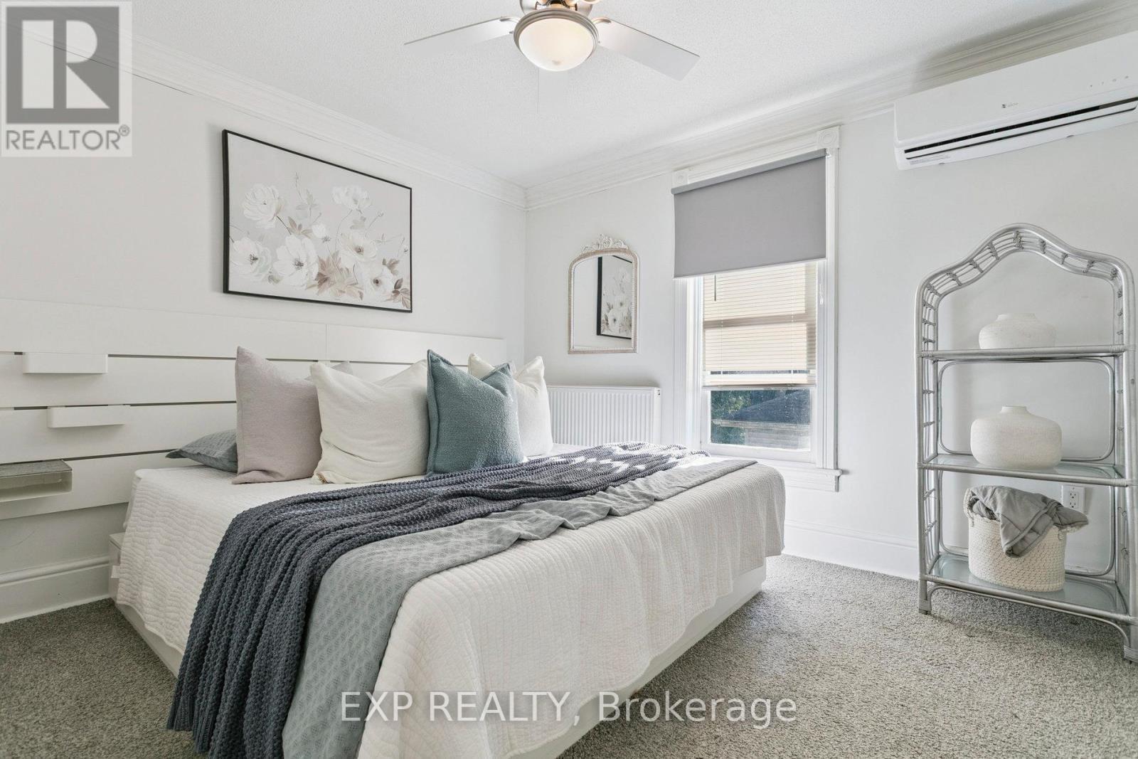 132 Queen Street W, Cambridge, ON - Indoor Photo Showing Bedroom