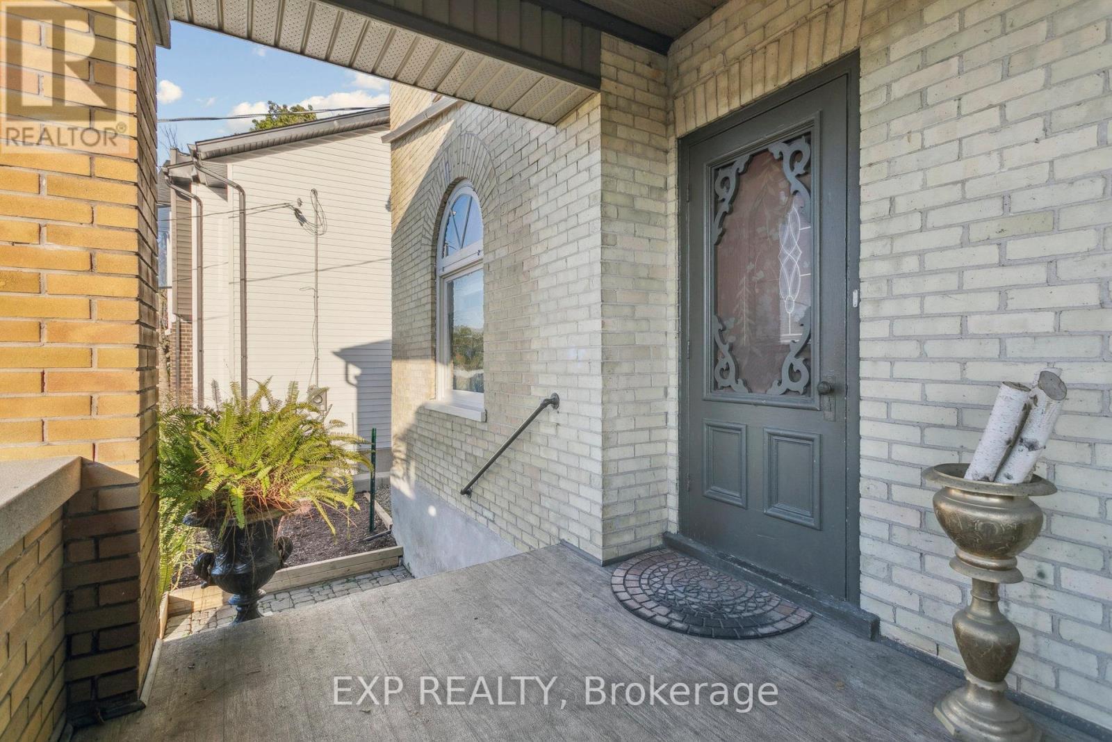 132 Queen Street W, Cambridge, ON - Outdoor With Exterior