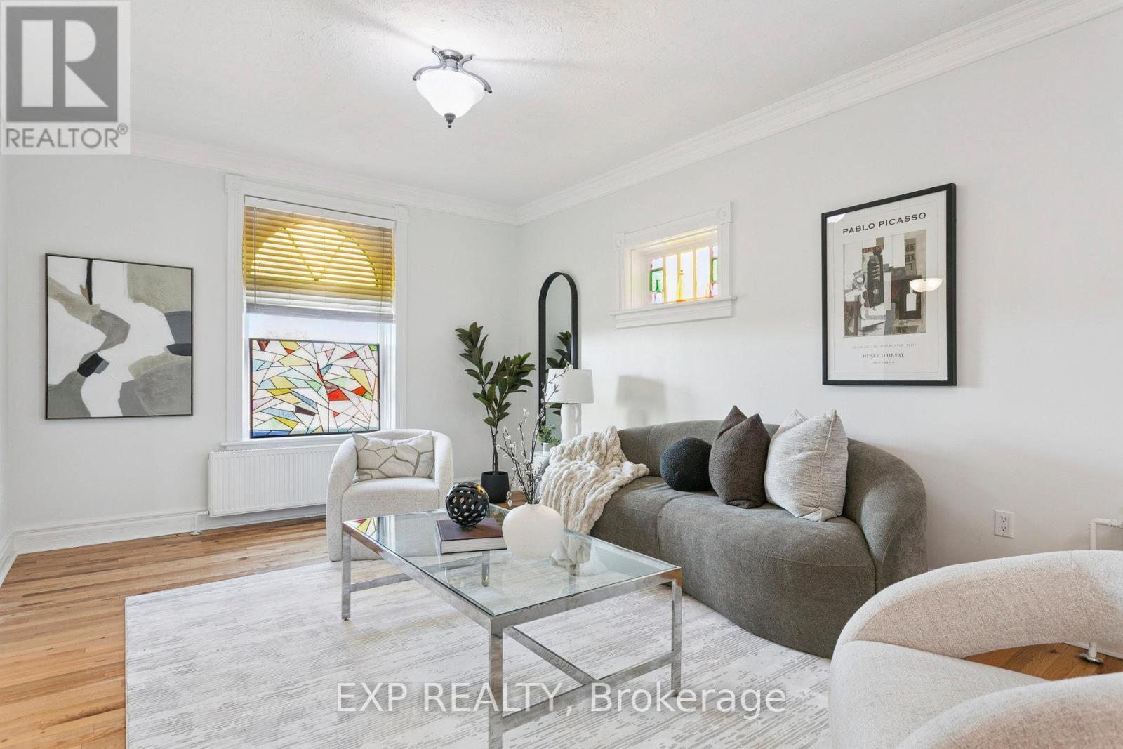132 Queen Street W, Cambridge, ON - Indoor Photo Showing Living Room