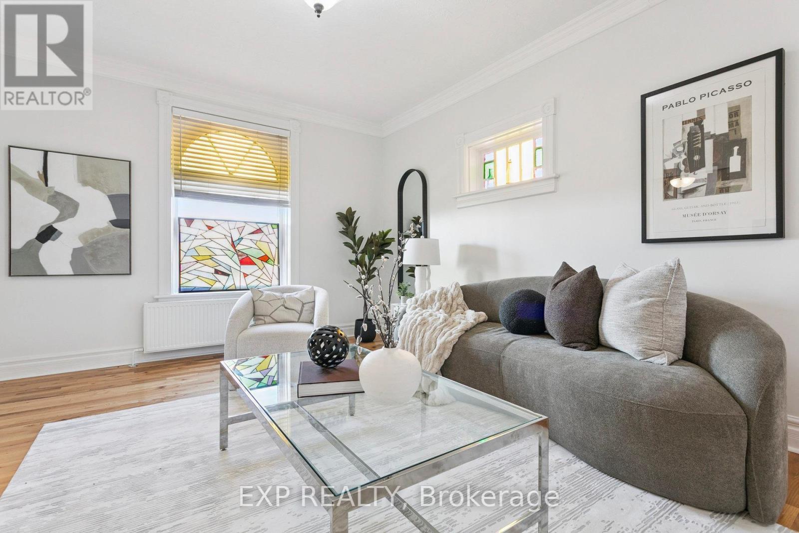 132 Queen Street W, Cambridge, ON - Indoor Photo Showing Living Room