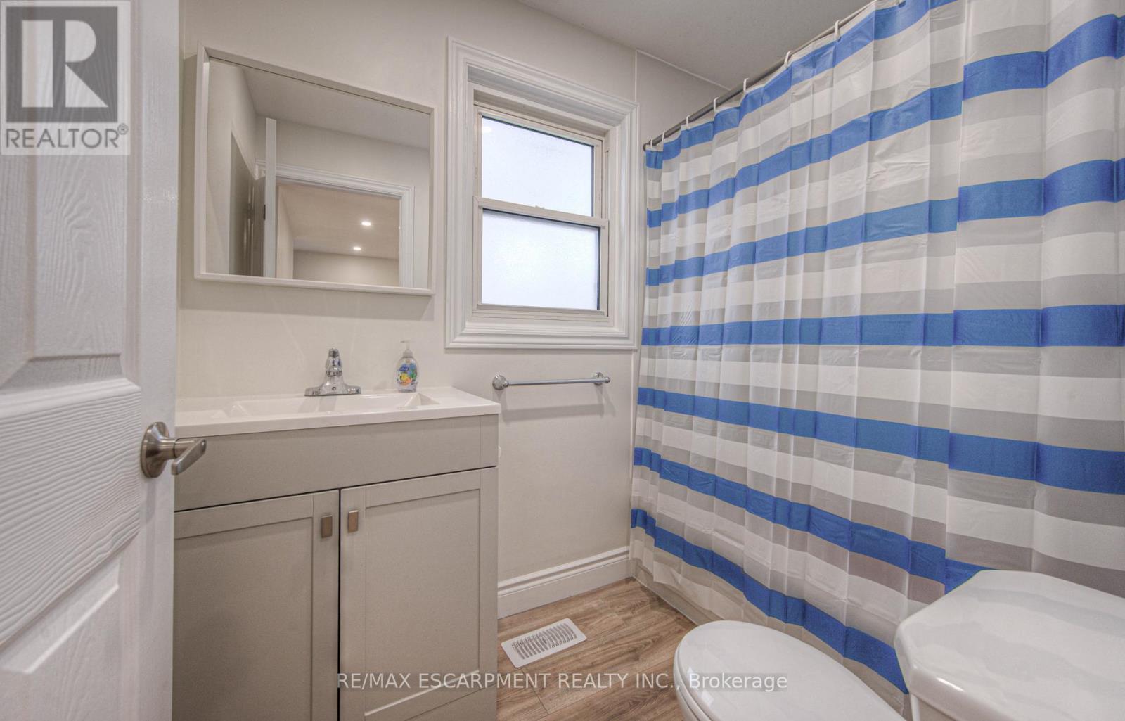 main floor full bath - 30 Young Street W, Waterloo, ON - Indoor Photo Showing Bathroom