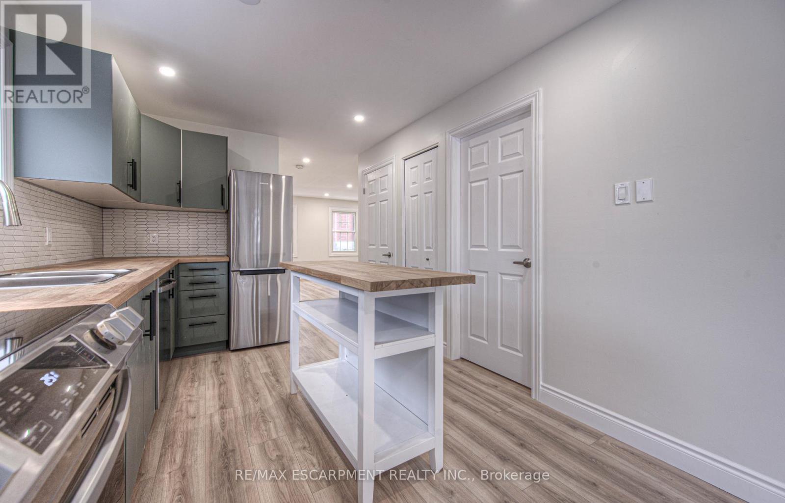 open concept - 30 Young Street W, Waterloo, ON - Indoor Photo Showing Kitchen