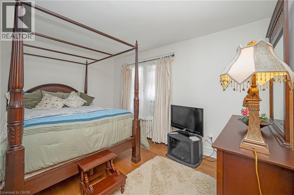 1088 King Street E, Hamilton, ON - Indoor Photo Showing Bedroom