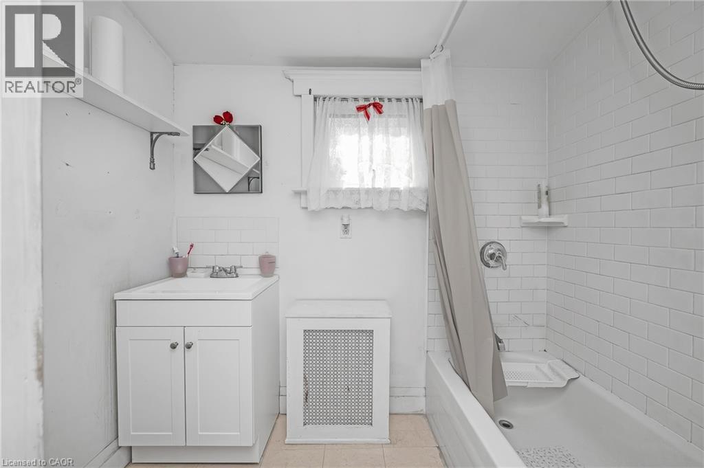 1088 King Street E, Hamilton, ON - Indoor Photo Showing Bathroom